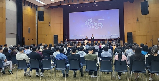 지난달 서울 서초구 LG전자 서초R&D캠퍼스에서 한빛예술단 초청 공연이 진행되고 있다. LG전자 제공